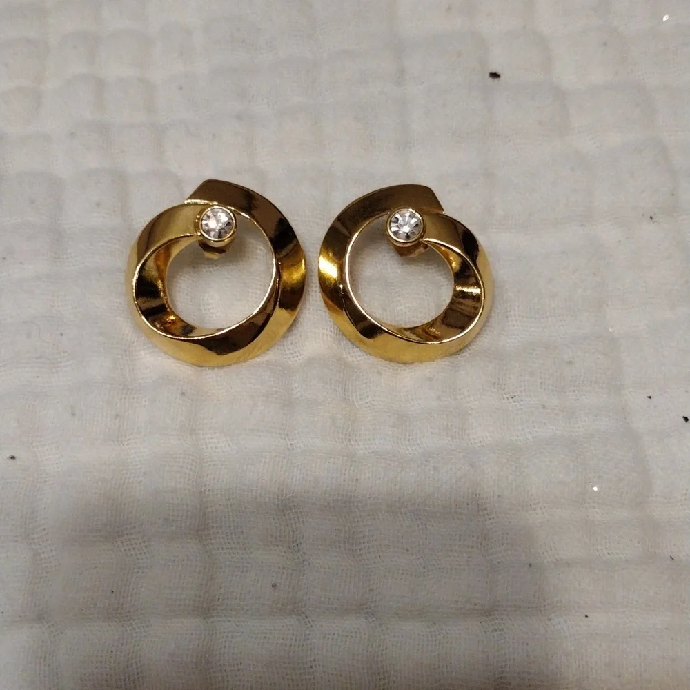 Vintage, 1990 Gold tone swirl ribbon circle and clear rhinestone pierced earring - Picture 1 of 3